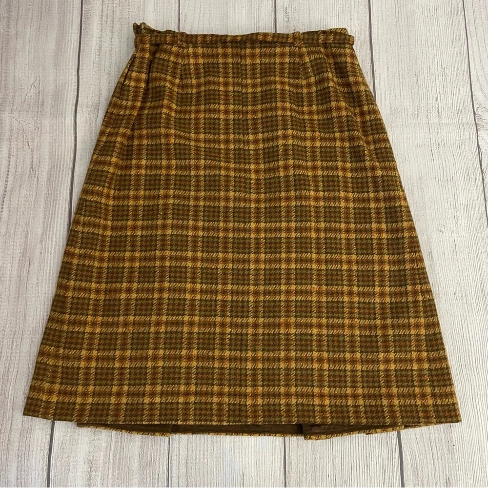 VINTAGE 1970s Tudor Square Women’s A-Line Skirt Checkered Plaid Gold Brown Tan
